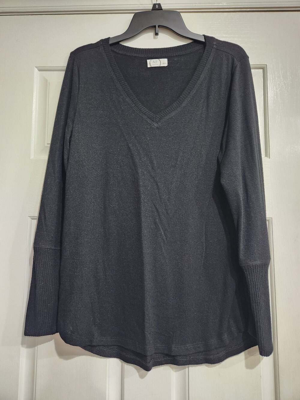 Maurices 24/7 Women's Black Long Sleeve V-Neck Knit Tunic Top with Ribbed Cuffs